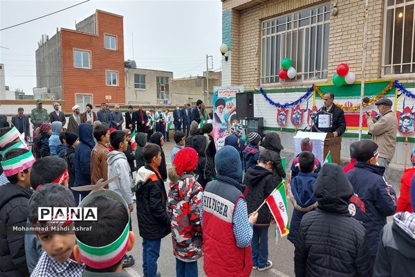 نواختن زنگ انقلاب در دبستان انقلاب محمدیه نائین