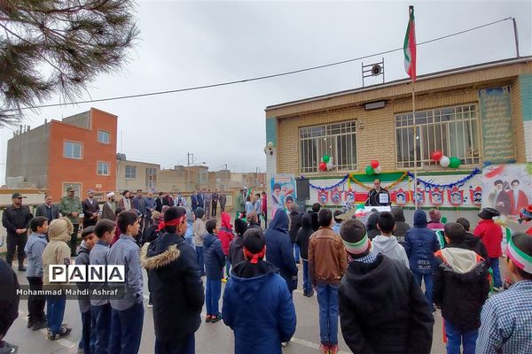نواختن زنگ انقلاب در دبستان انقلاب محمدیه نائین