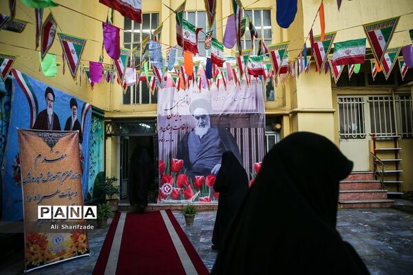 مراسم نواختن زنگ انقلاب
