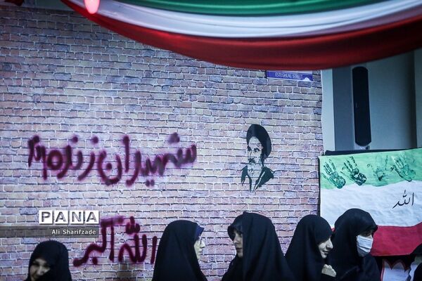 مراسم نواختن زنگ انقلاب
