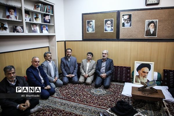 مراسم نواختن زنگ انقلاب