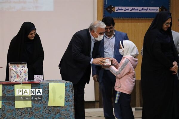 مراسم تقدیر ازدانش‌آموزان برگزیده مسابقات علمی پژوهشی کشوری شهرستان جهرم