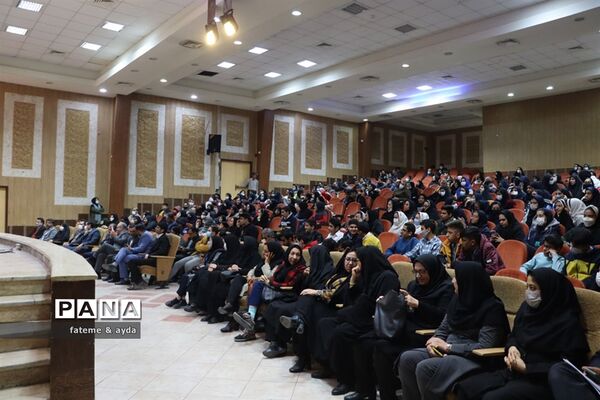 مراسم تقدیر ازدانش‌آموزان برگزیده مسابقات علمی پژوهشی کشوری شهرستان جهرم