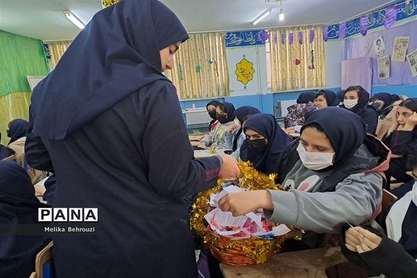 برگزاری جشن‌های دهه فجر در دبیرستان 13 آبان ناحیه یک کرج