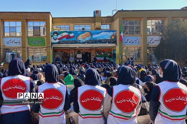 گرامیداشت دهه فجر و نواختن زنگ انقلاب در دبیرستان شهید زهره‌وند شهرستان قرچک