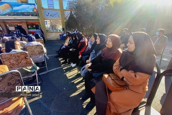 گرامیداشت دهه فجر و نواختن زنگ انقلاب در دبیرستان شهید زهره‌وند شهرستان قرچک