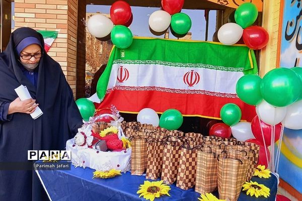 گرامیداشت دهه فجر و نواختن زنگ انقلاب در دبیرستان شهید زهره‌وند شهرستان قرچک