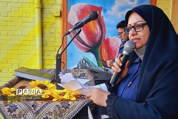 گرامیداشت دهه فجر و نواختن زنگ انقلاب در دبیرستان شهید زهره‌وند شهرستان قرچک