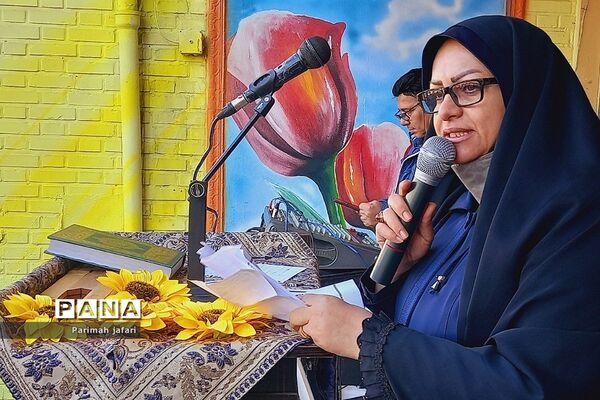 گرامیداشت دهه فجر و نواختن زنگ انقلاب در دبیرستان شهید زهره‌وند شهرستان قرچک