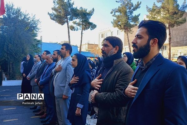 گرامیداشت دهه فجر و نواختن زنگ انقلاب در دبیرستان شهید زهره‌وند شهرستان قرچک
