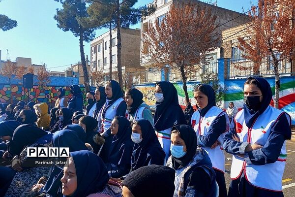 گرامیداشت دهه فجر و نواختن زنگ انقلاب در دبیرستان شهید زهره‌وند شهرستان قرچک