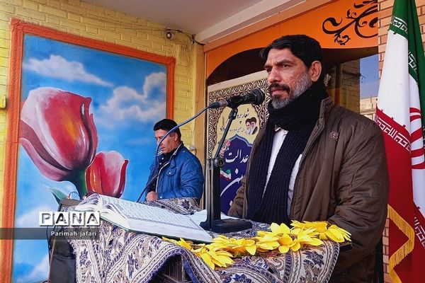 گرامیداشت دهه فجر و نواختن زنگ انقلاب در دبیرستان شهید زهره‌وند شهرستان قرچک