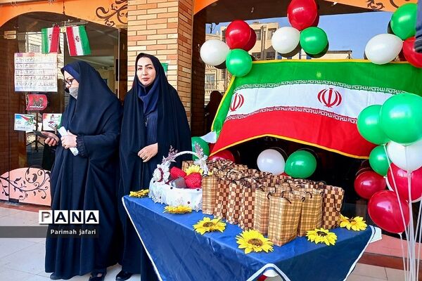 گرامیداشت دهه فجر و نواختن زنگ انقلاب در دبیرستان شهید زهره‌وند شهرستان قرچک
