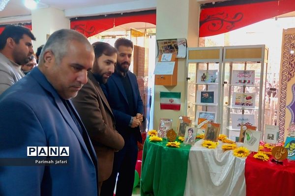 گرامیداشت دهه فجر و نواختن زنگ انقلاب در دبیرستان شهید زهره‌وند شهرستان قرچک