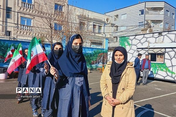 گرامیداشت دهه فجر و نواختن زنگ انقلاب در دبیرستان شهید زهره‌وند شهرستان قرچک