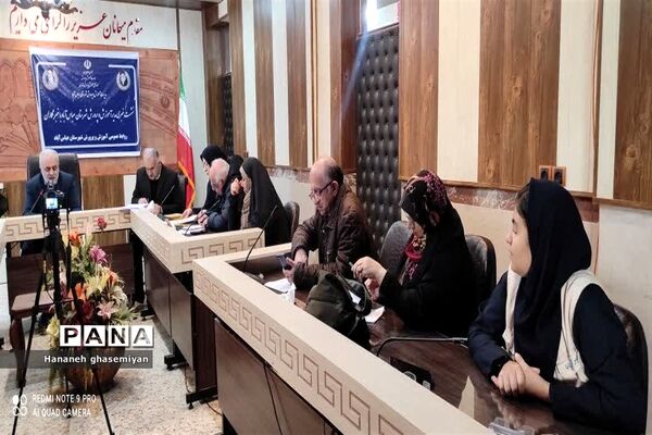 نشست خبری مدیر آموزش و پرورش عباس آباد با خبرنگاران