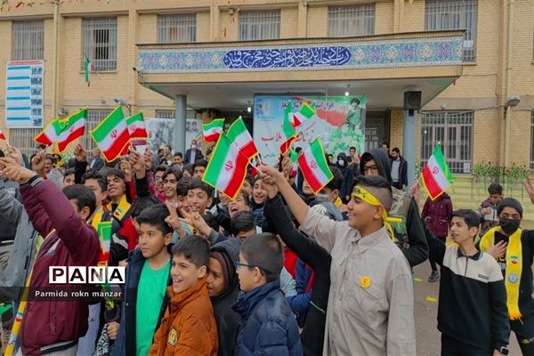 زنگ انقلاب  همزمان با سراسر کشور در مدارس استان فارس نواخته شد