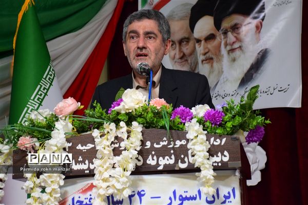 زنگ انقلاب  همزمان با سراسر کشور در مدارس استان فارس نواخته شد