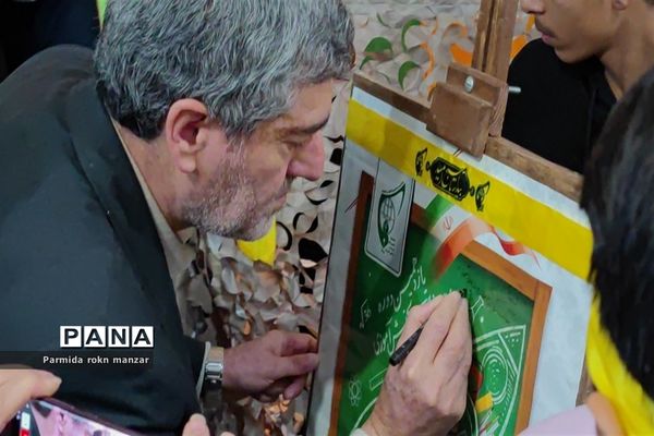 زنگ انقلاب  همزمان با سراسر کشور در مدارس استان فارس نواخته شد