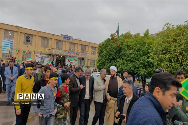 زنگ انقلاب  همزمان با سراسر کشور در مدارس استان فارس نواخته شد