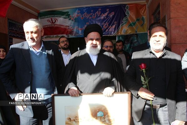 طنین گلبانگ انقلاب در بهارستان‌دو