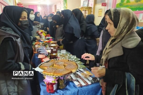 برگزاری بازارچه دانش‌آموزی در دبیرستان نوشین بختیاری بخش جوادآباد