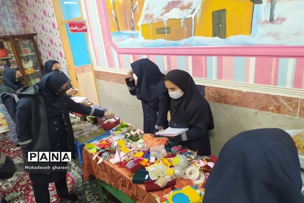 برگزاری بازارچه دانش‌آموزی در دبیرستان نوشین بختیاری بخش جوادآباد