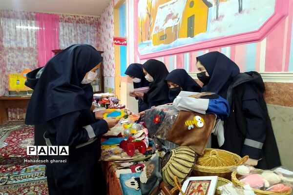 برگزاری بازارچه دانش‌آموزی در دبیرستان نوشین بختیاری بخش جوادآباد