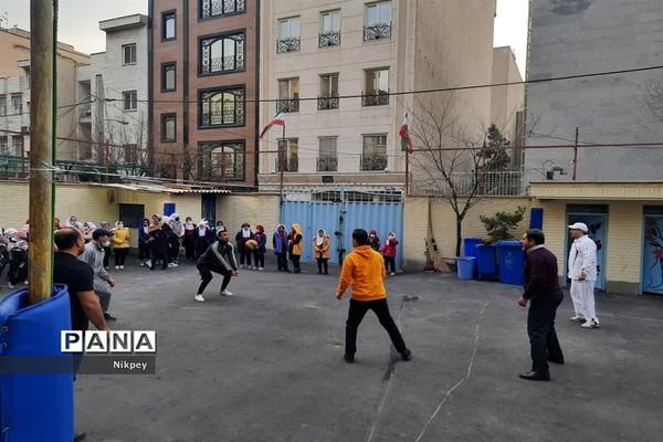 برگزاری مسابقات ورزشی به مناسبت دهه فجر در دبستان حقیقت منطقه ۱۳