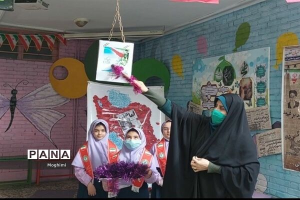 جشن سالروز ورود امام و نواختن زنگ انقلاب در دبستان دخترانه فرهنگ منطقه ۱۳