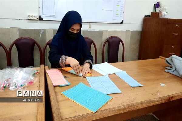 آغاز برنامه‌های دهه فجر در دبیرستان دخترانه فیض کاشانی منطقه ۱۴
