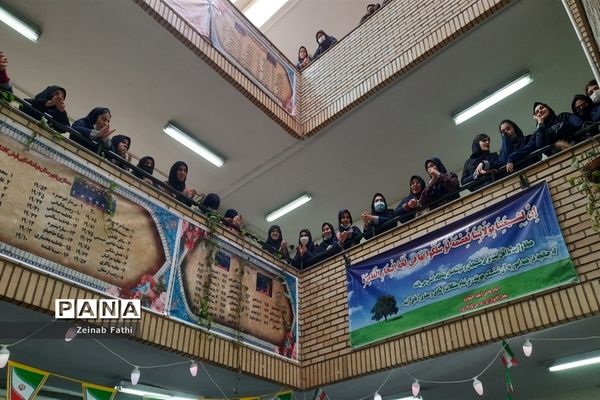آغاز برنامه‌های دهه فجر در دبیرستان دخترانه فیض کاشانی منطقه ۱۴