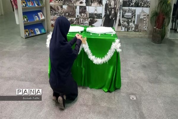 آغاز برنامه‌های دهه فجر در دبیرستان دخترانه فیض کاشانی منطقه ۱۴