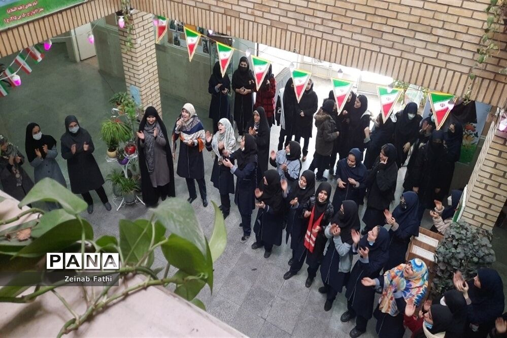 آغاز برنامه‌های دهه فجر در دبیرستان دخترانه فیض کاشانی منطقه ۱۴
