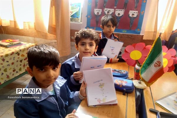 نقاشی همگانی و پویش سرود ملی در دبستان نیکان ملارد