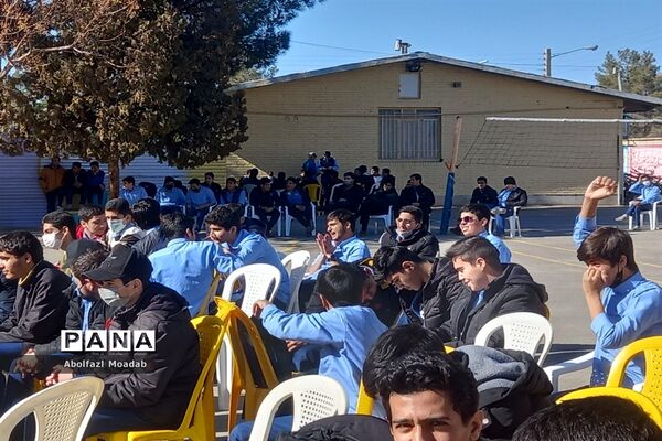 جشن شکوه و اقتدار همراه با جنگ شادی در دبیرستان نمونه پسرانه آیت الله خامنه‌ای کاشمر