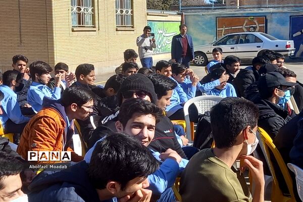 جشن شکوه و اقتدار همراه با جنگ شادی در دبیرستان نمونه پسرانه آیت الله خامنه‌ای کاشمر