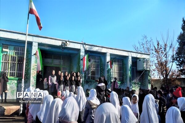 جشن و پذیرایی دانش‌آموزان مدرسه امام محمد باقر(ع) به‌مناسبت دهه فجر