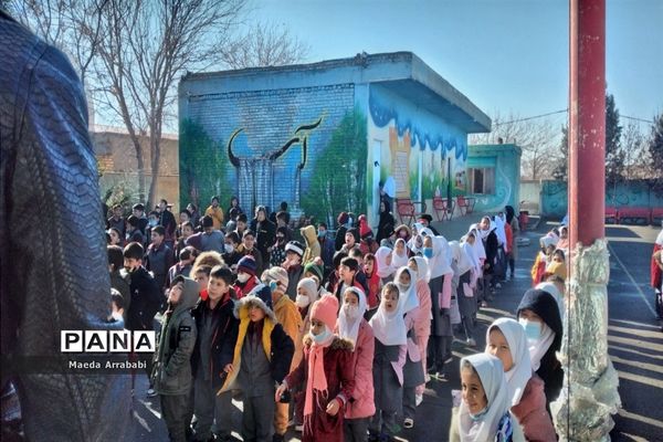 جشن و پذیرایی دانش‌آموزان مدرسه امام محمد باقر(ع) به‌مناسبت دهه فجر