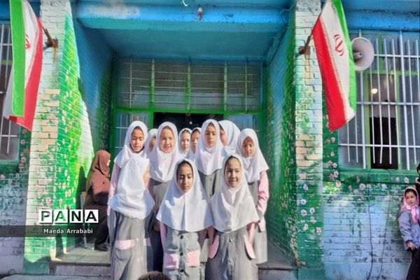 جشن و پذیرایی دانش‌آموزان مدرسه امام محمد باقر(ع) به‌مناسبت دهه فجر