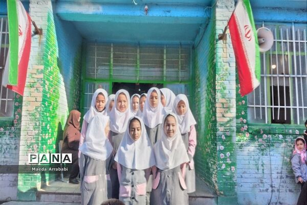 جشن و پذیرایی دانش‌آموزان مدرسه امام محمد باقر(ع) به‌مناسبت دهه فجر
