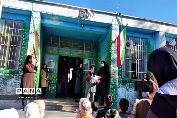 جشن و پذیرایی دانش‌آموزان مدرسه امام محمد باقر(ع) به‌مناسبت دهه فجر