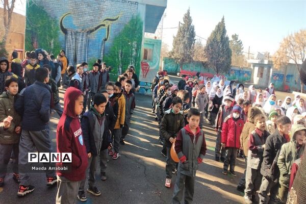 جشن و پذیرایی دانش‌آموزان مدرسه امام محمد باقر(ع) به‌مناسبت دهه فجر