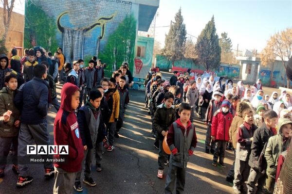 جشن و پذیرایی دانش‌آموزان مدرسه امام محمد باقر(ع) به‌مناسبت دهه فجر