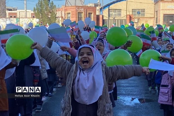 نواختن متمرکز شهرستانی زنگ انقلاب در آموزشگاه آیت الله مشکینی شهرستان پیشوا