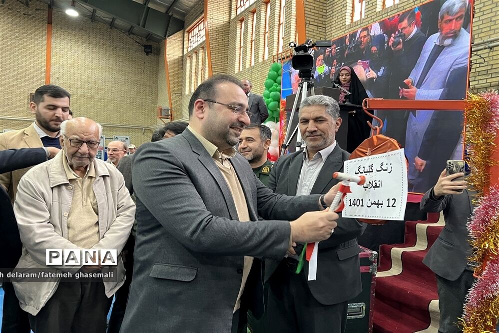 نواختن زنگ گلبانگ انقلاب اسلامی در گلستان