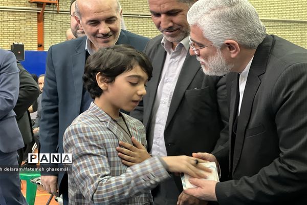 نواختن زنگ گلبانگ انقلاب اسلامی در گلستان