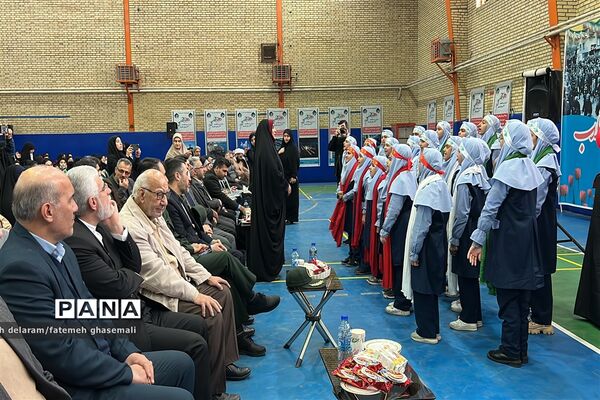 نواختن زنگ گلبانگ انقلاب اسلامی در گلستان