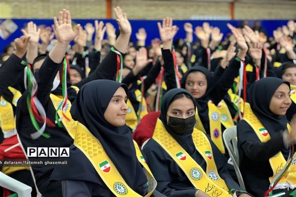 نواختن زنگ گلبانگ انقلاب اسلامی در گلستان