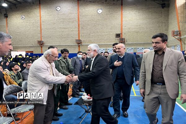 نواختن زنگ گلبانگ انقلاب اسلامی در گلستان